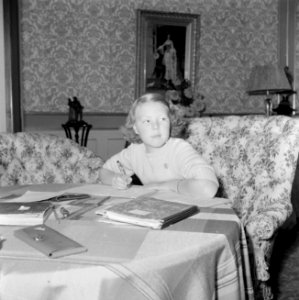 Prinses Beatrix zit haar huiswerk te maken in het paleis, Bestanddeelnr 255-7530