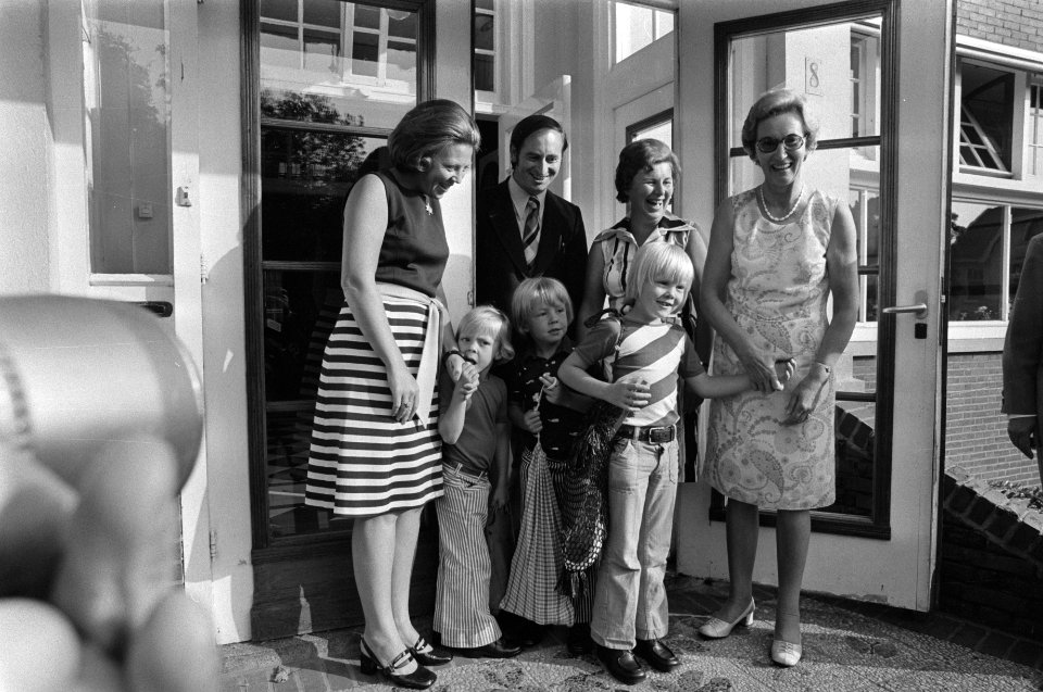 Prinsjes Constantijn, Johan Friso en Willem Alexander weeer naar school in Baarn, Bestanddeelnr 927-3948
