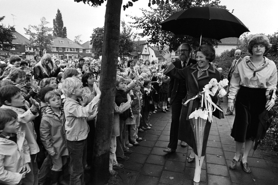 Prinses Beatrix wordt door kinderen toegezwaaid op de Brink in Baarn, Bestanddeelnr 930-4778