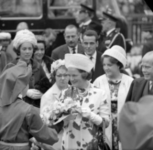 Prinses Marijke prinses Irene prinses Margriet op de Keukenhof, Bestanddeelnr 913-8571