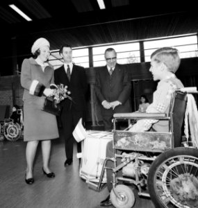 Prinses Beatrix opent Charlotte-oord in Tilburg tijdens rondgang, Bestanddeelnr 927-0658