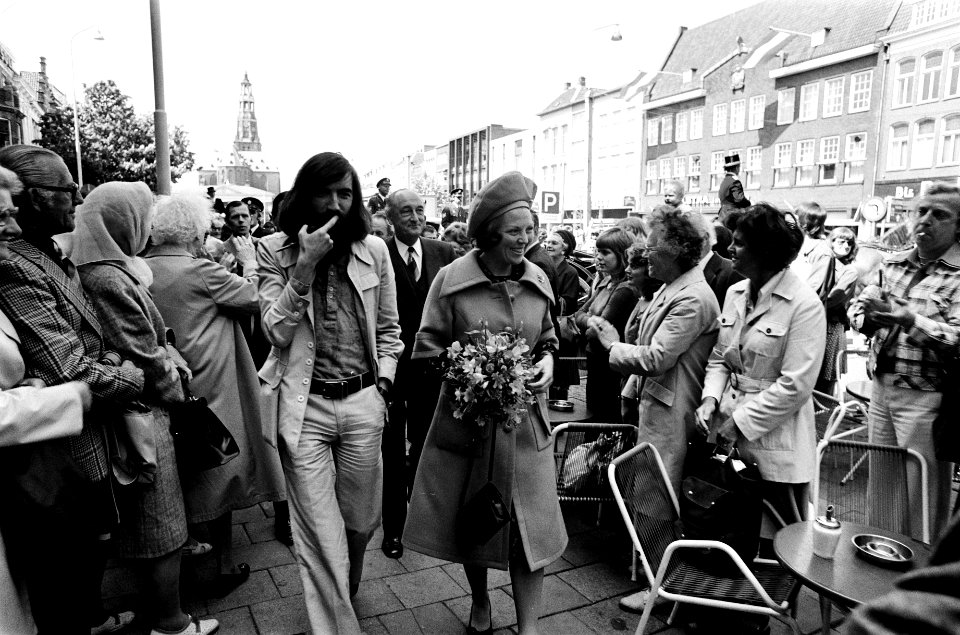 Prinses Beatrix tijdens een wandeling door de stad met wethouder Max van den Ber, Bestanddeelnr 927-9526