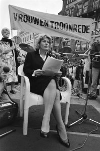 Prinsjesdag 1986 alternatieve Vrouwentroonrede uitgesproken door vrouwenkoningi, Bestanddeelnr 933-7614