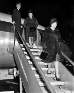 Prinsessen Beatrix en Irene terug uit Griekenland op Schiphol, Bestanddeelnr 913-2965