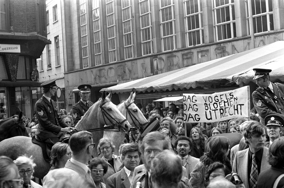 Prinses Beatrix opent Hoog Catharijne in Utrecht, demonstranten, Bestanddeelnr 926-7019