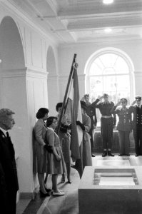 Prinsessen Beatrix, Irene, Margriet en Marijke hijsen de vlag boven de gedenktaf, Bestanddeelnr 911-2163