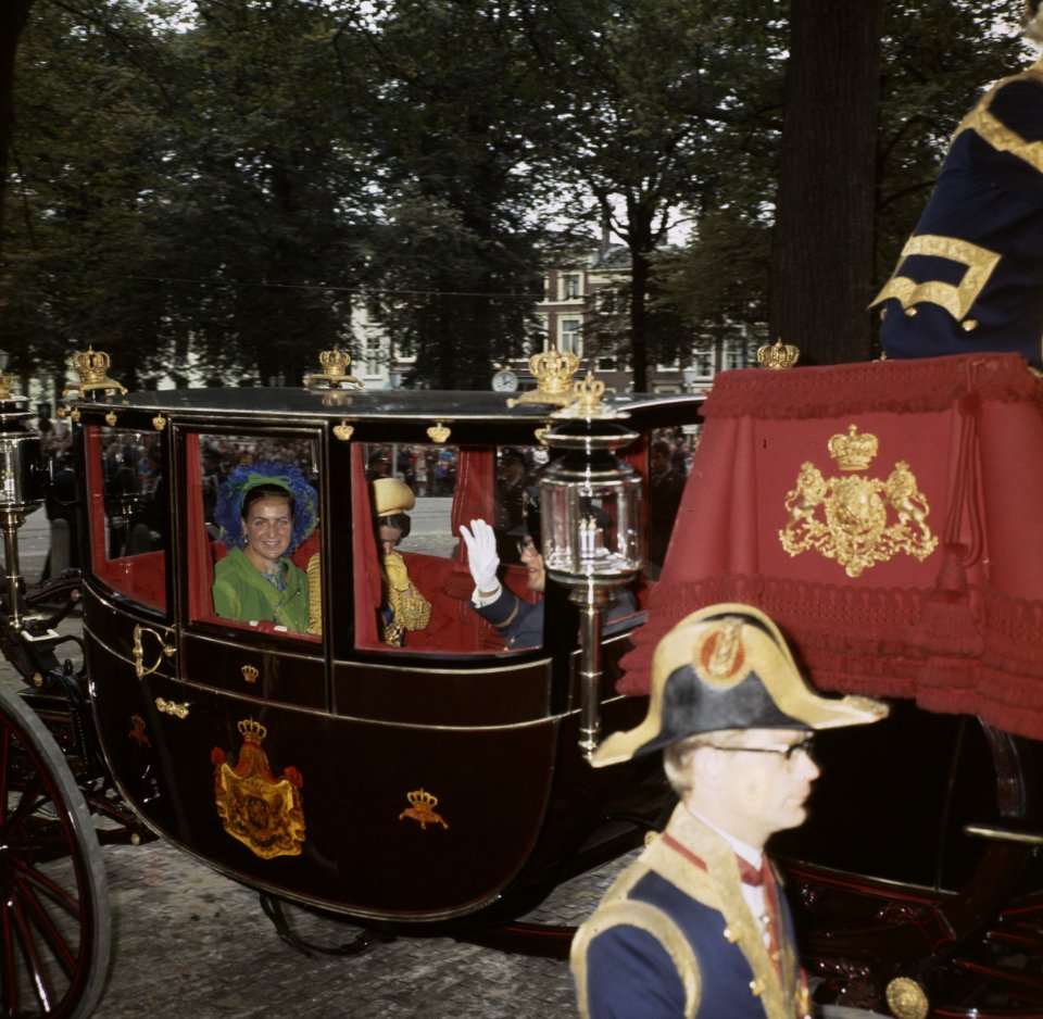 Prinsessen Christina, Margriet en Pieter van Vollenhoven in een van de koetsen, Bestanddeelnr 254-8189