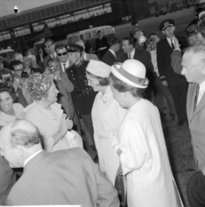 Prinsessen Irene en Margriet terug uit de West, aankomst op Schiphol, Bestanddeelnr 914-1688