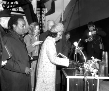 Prinses Ruth Desta, de kleindochter van de keizer van Ehtiopië, verricht op de w, Bestanddeelnr 918-9874