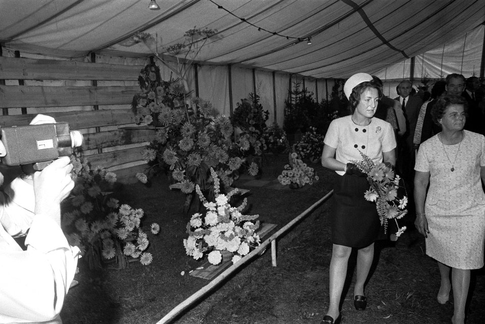 Prinses Margriet opent bloemententoonstelling te Ugchelen Prinses Margriet opent, Bestanddeelnr 924-8997