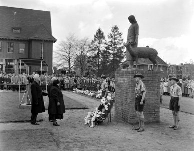 Prinses Wilhelmina onthult het beeld van 'Tante Riek' te Winterswijk, Bestanddeelnr 907-1167