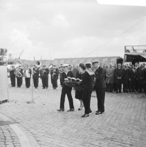 Prinses Margriet legt een krans bij het monument, Bestanddeelnr 919-5632