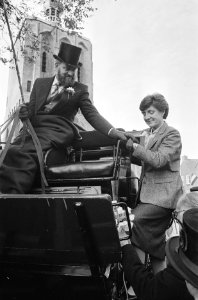Prinses Margriet en Pieter van Vollenhoven rijden stuk mee met de grote postkoe, Bestanddeelnr 933-7631