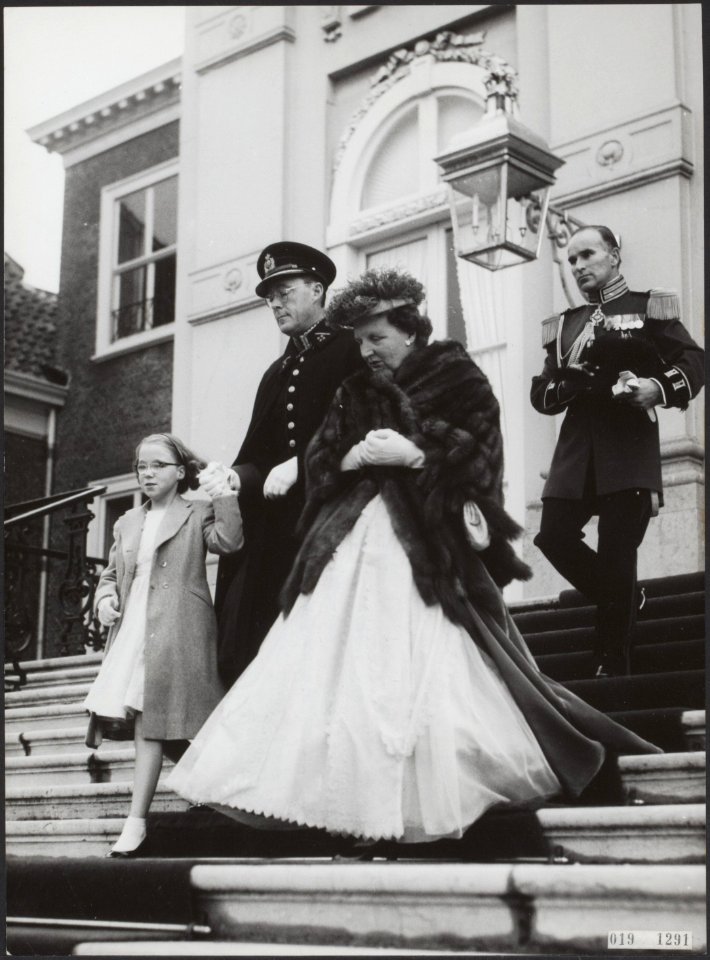 Prinsjesdag 1957. Vertrek vanaf Huis te Bosch voor de rijtoer naar het Binnenhof, Bestanddeelnr 019-1291
