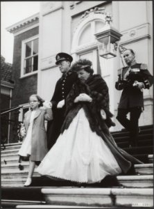 Prinsjesdag 1957. Vertrek vanaf Huis te Bosch voor de rijtoer naar het Binnenhof, Bestanddeelnr 019-1291