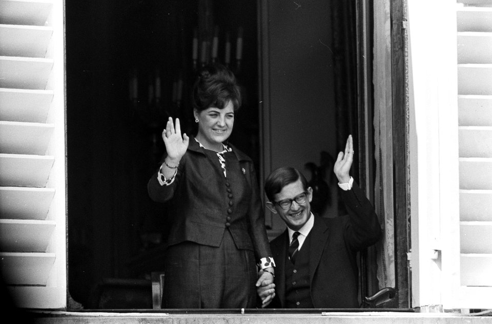 Prinses Margriet en Pieter van Vollenhoven op het bordes, Bestanddeelnr 917-7123