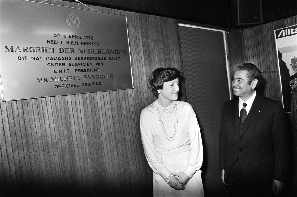 Prinses Margriet opent Nat. Italiaans Verkeersbureau in Amsterdam openingshande, Bestanddeelnr 928-5090