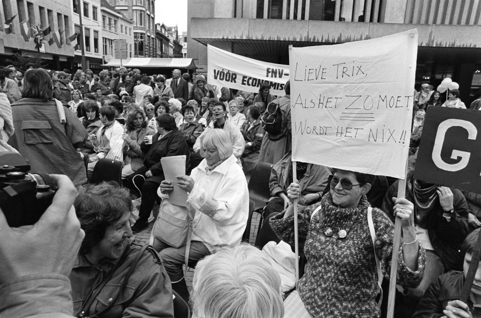 Prinsjesdag 1986 demonstrerende vrouwen met tekst Lieve Trix als het zo moet , Bestanddeelnr 933-7615