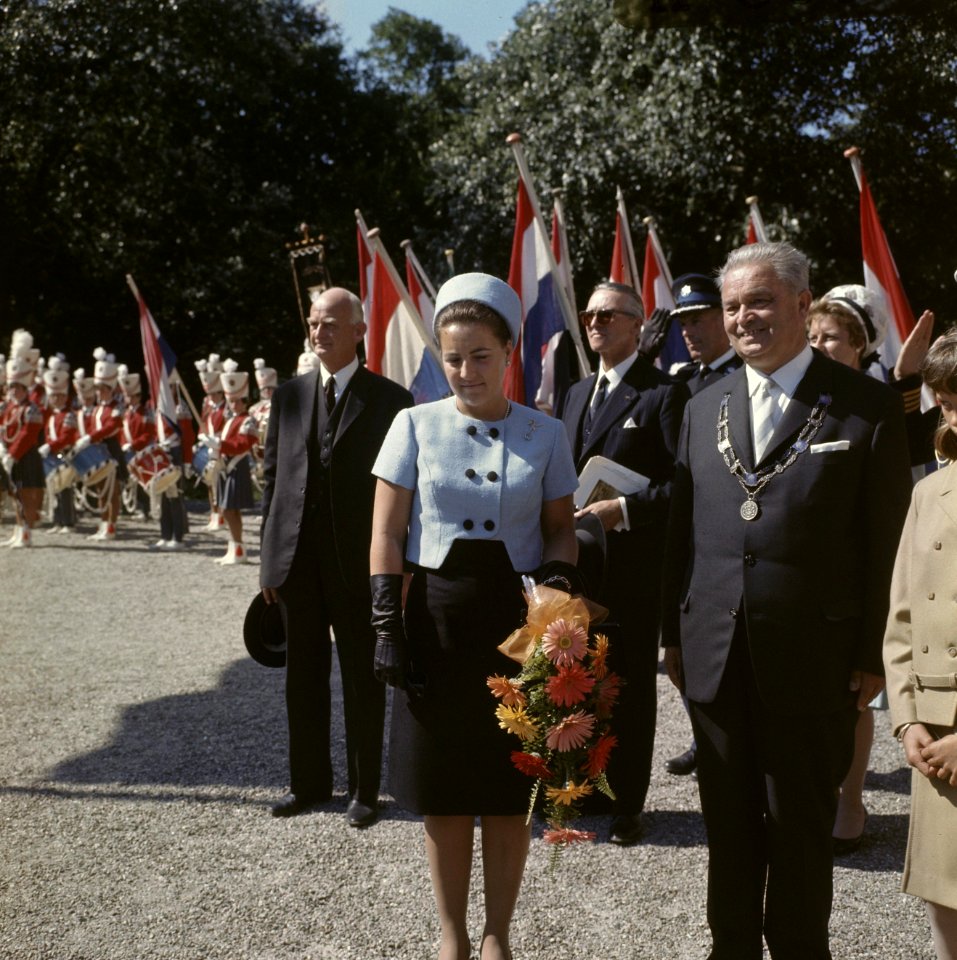 Prinses margriet legt ergens een bezoek af hier samen met de burgemeester, Bestanddeelnr 254-7814