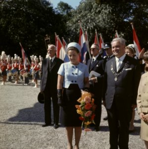 Prinses margriet legt ergens een bezoek af hier samen met de burgemeester, Bestanddeelnr 254-7814