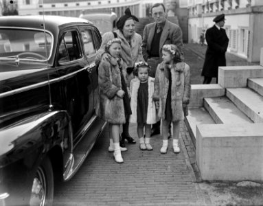 Prinses Beatrix vierde tiende verjaardag. De Prinselijke familie te Soestdijk, Bestanddeelnr 902-5635