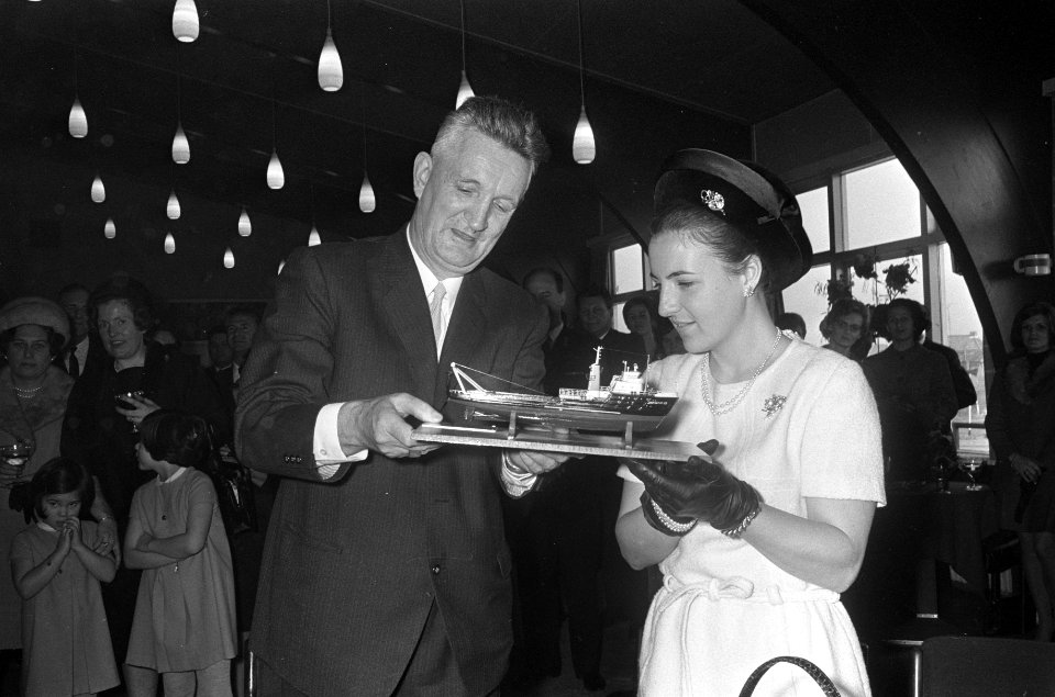 Prinses Margriet laat schip te water op scheepswerf De Hoop te Lobith Prinses , Bestanddeelnr 921-8989