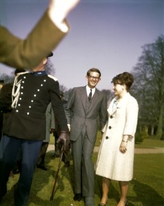 Prinses Margriet en Pieter van Vollenhoven met zijn voet in het gips, Bestanddeelnr 254-7148