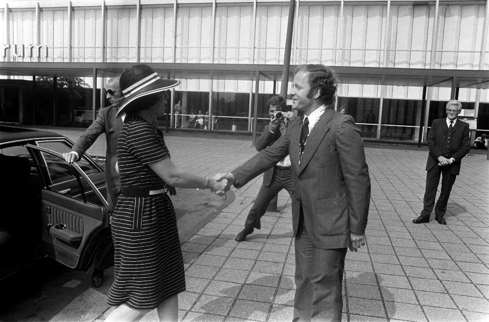 Prinses Beatrix wordt begroet door wethouder Treumann, Bestanddeelnr 928-0080