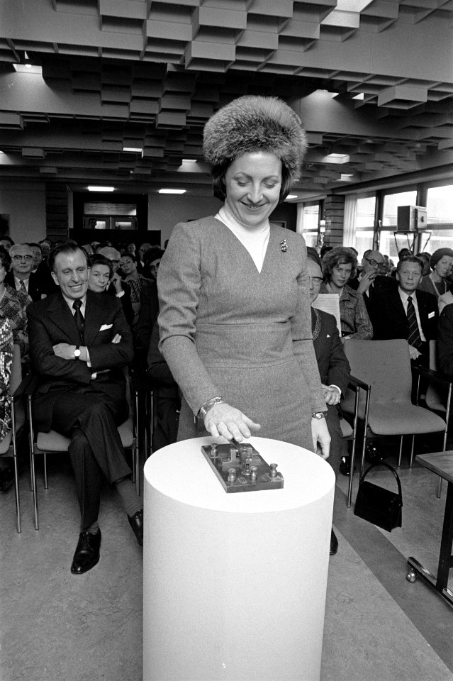 Prinses Margriet opent nieuw hoofdkantoor van Radio-Holland in Amsterdam, Margri, Bestanddeelnr 926-0205