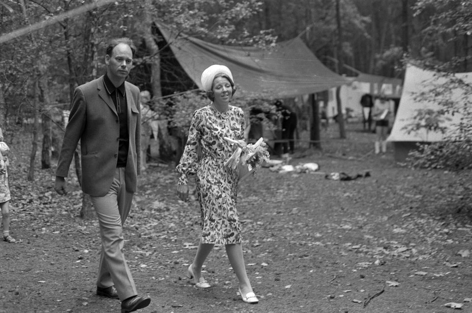 Prinses Beatrix tijdens de rondleiding in het kamp, Bestanddeelnr 924-6477