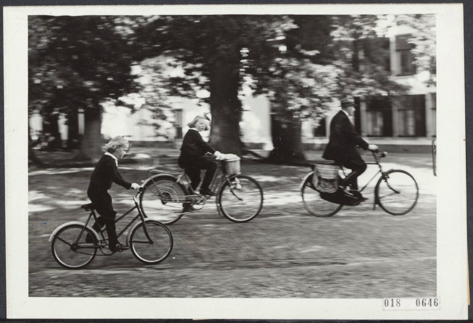 Prinsessen Beatrix en Irene op de fiets tijdens vakantie op Het Loo te Apeldoorn, Bestanddeelnr 018-0646