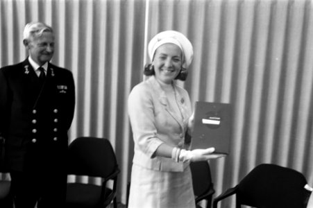 Prinses Margriet kreeg eerste exemplaar van Maritieme Encyclopedie in Havengebou, Bestanddeelnr 923-5449
