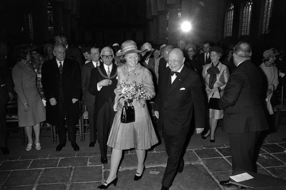 Prinses Beatrix tijdens de plechtigheid in gezelschap van glazenier Joep Nicolas, Bestanddeelnr 925-6189
