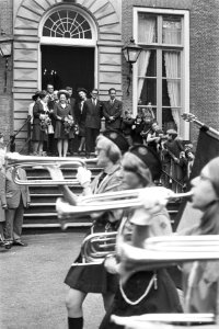 Prinses Margriet en Pieter van Vollenhoven op het bordes van kasteel Oud Poelgee, Bestanddeelnr 924-5799