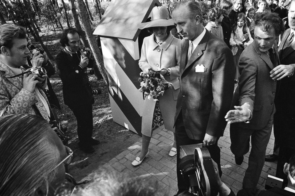 Prinses Beatrix tijdens de rondleiding, Bestanddeelnr 924-5755