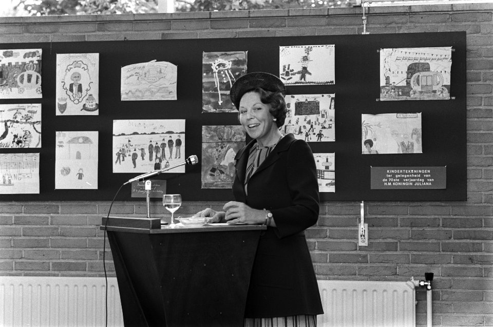 Prinses Beatrix tijdens toespraak, Bestanddeelnr 930-4289