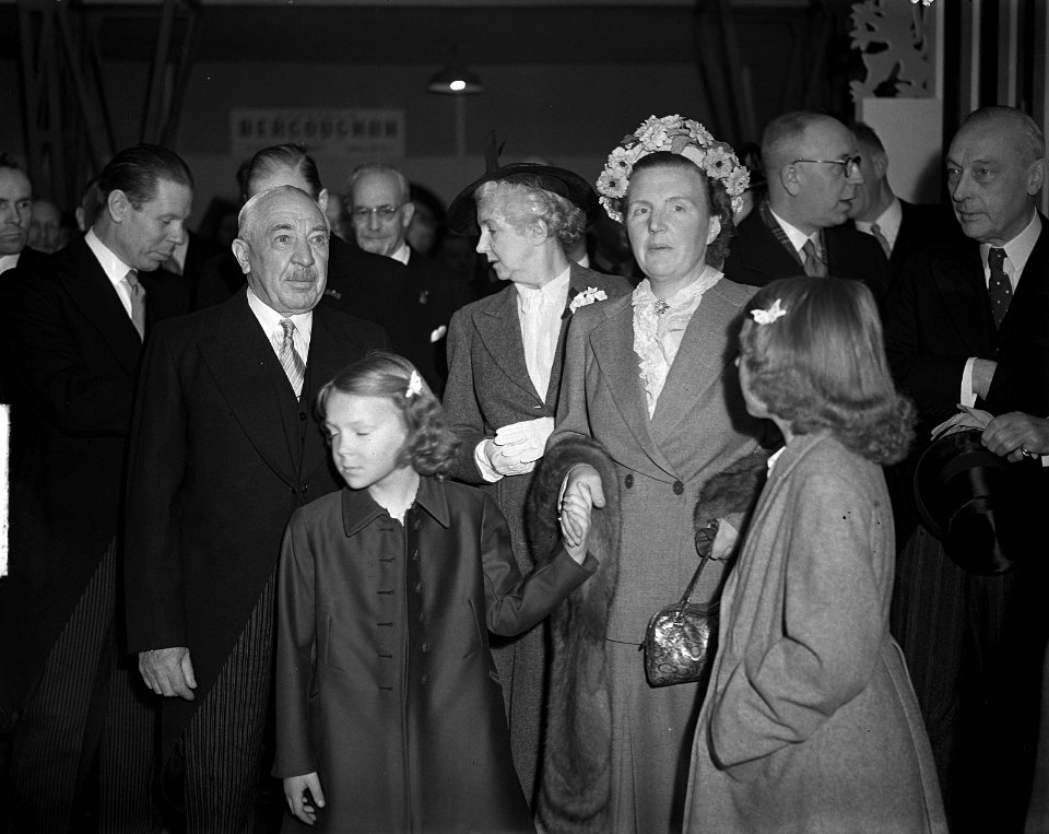 Prinses Beatrix verrichtte haar eerste officiële daad met de onthulling van een, Bestanddeelnr 903-2876