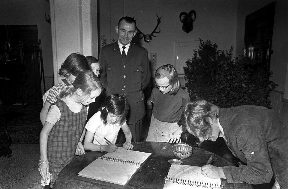 Prinses Margriet heeft zoon. Kinderen uit het Loo tekenen het register, Bestanddeelnr 921-2621