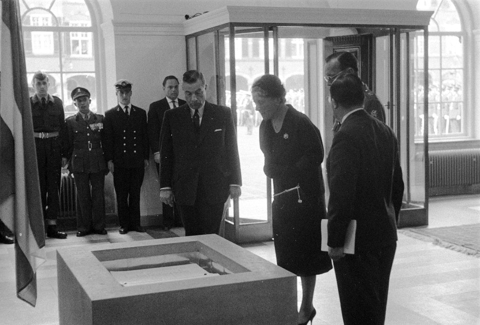 Prinsessen Beatrix, Irene, Margriet en Marijke hijsen de vlag boven de gedenktaf, Bestanddeelnr 911-2160