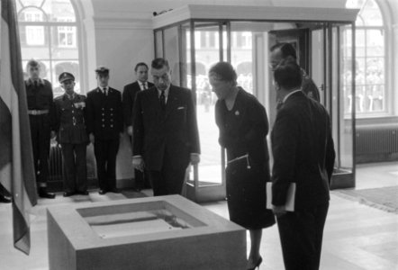 Prinsessen Beatrix, Irene, Margriet en Marijke hijsen de vlag boven de gedenktaf, Bestanddeelnr 911-2160
