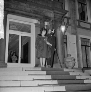 Prinses Margriet en Pieter van Vollenhoven op bordes, Bestanddeelnr 917-5239