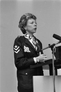 Prinses Margriet krijgt bloemen van gehandicapte bij opening symposium Verkeers, Bestanddeelnr 933-9542