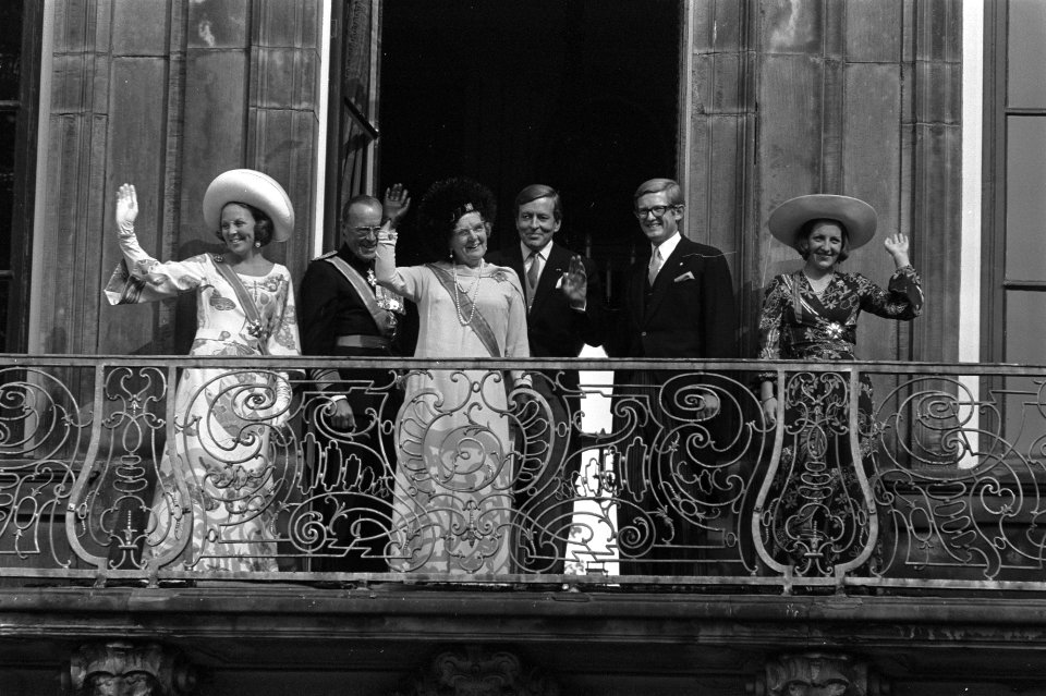 Prinsjesdag, opening Staten-Generaal, Koninklijke familie op balkon Paleis Lange, Bestanddeelnr 925-8907