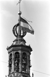 Prinses Margriet heeft zoon. De vlag uit op de Munttoren in Amsterdam, Bestanddeelnr 921-2625