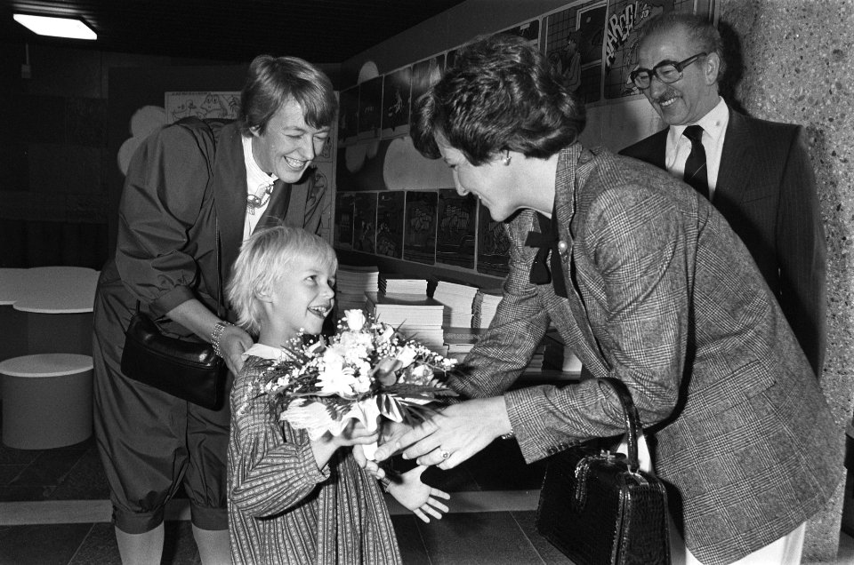 Prinses Margriet krijgt bij aankomst bloemen aangeboden door Nanette, de zevenj…, Bestanddeelnr 932-7128