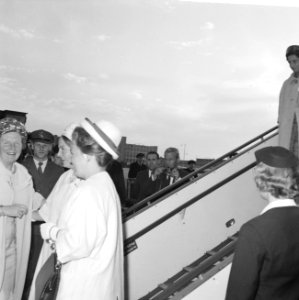 Prinsessen Irene en Margriet terug uit de West, aankomst op Schiphol, Bestanddeelnr 914-1689