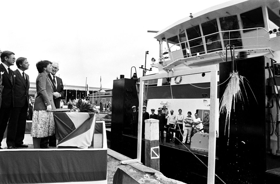 Prinses Margriet heeft duwboot Cornelis de Houtman gedoopt op scheepswerf De Biesbosch Dordrecht te Dordrecht, Bestanddeelnr 931-5070