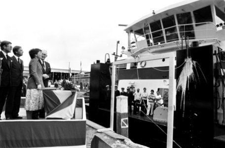 Prinses Margriet heeft duwboot Cornelis de Houtman gedoopt op scheepswerf De Biesbosch Dordrecht te Dordrecht, Bestanddeelnr 931-5070