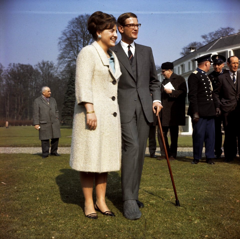 Prinses Margriet en Pieter van Vollenhoven met zijn voet in het gips, Bestanddeelnr 254-7146