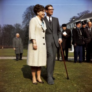 Prinses Margriet en Pieter van Vollenhoven met zijn voet in het gips, Bestanddeelnr 254-7146